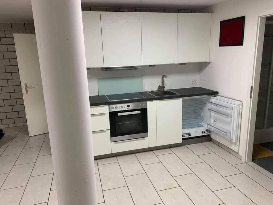 Basel - 5 Mins Away - Modern Basement Studio With Kitchen 35M2 In موتنز المظهر الخارجي الصورة
