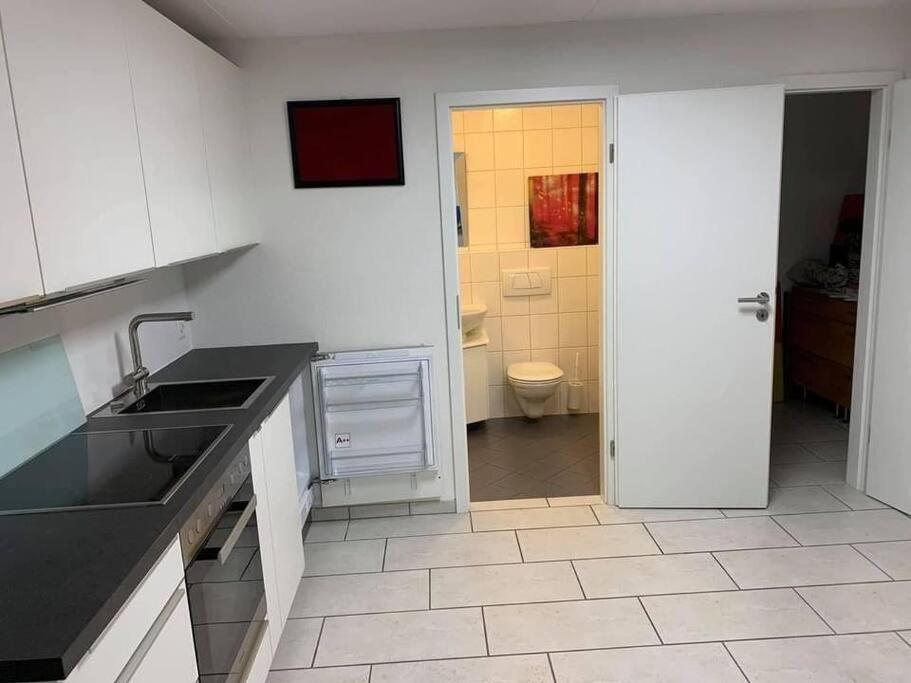 Basel - 5 Mins Away - Modern Basement Studio With Kitchen 35M2 In موتنز المظهر الخارجي الصورة
