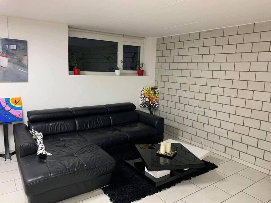 Basel - 5 Mins Away - Modern Basement Studio With Kitchen 35M2 In موتنز المظهر الخارجي الصورة